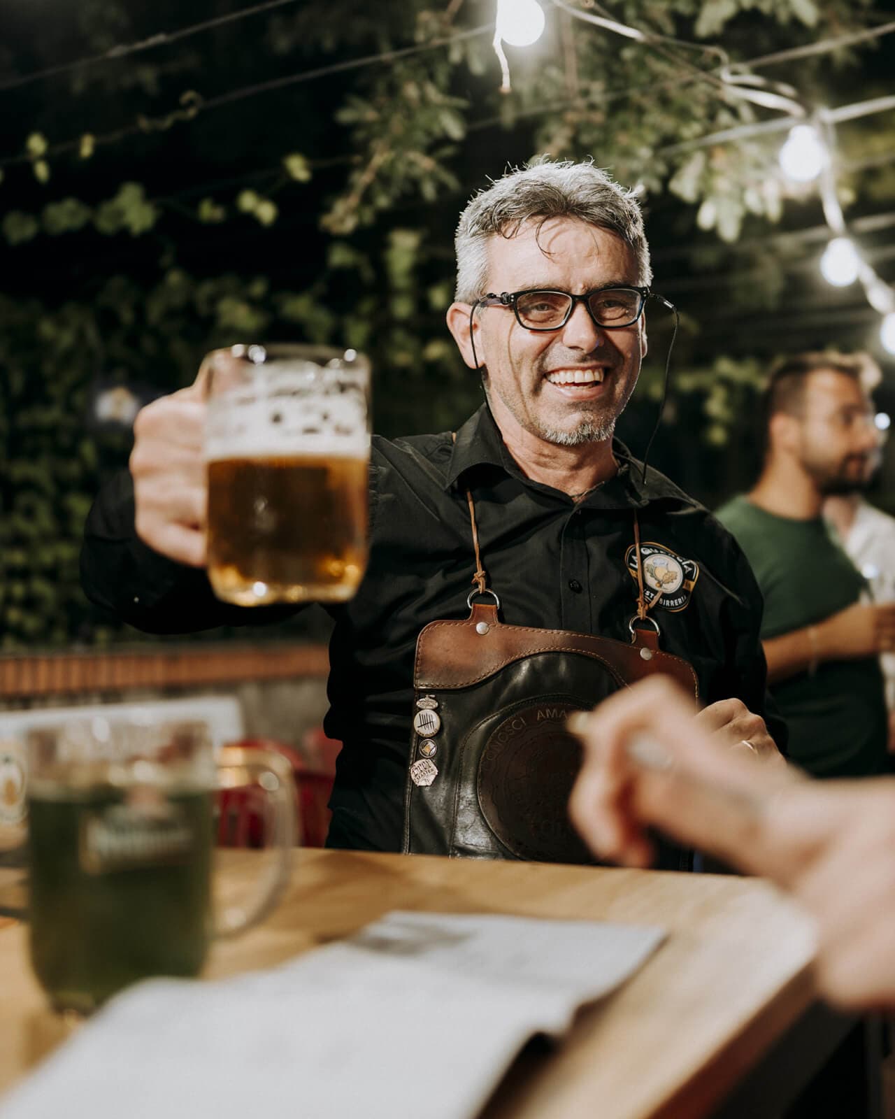 ulcherio Scutti con una birra