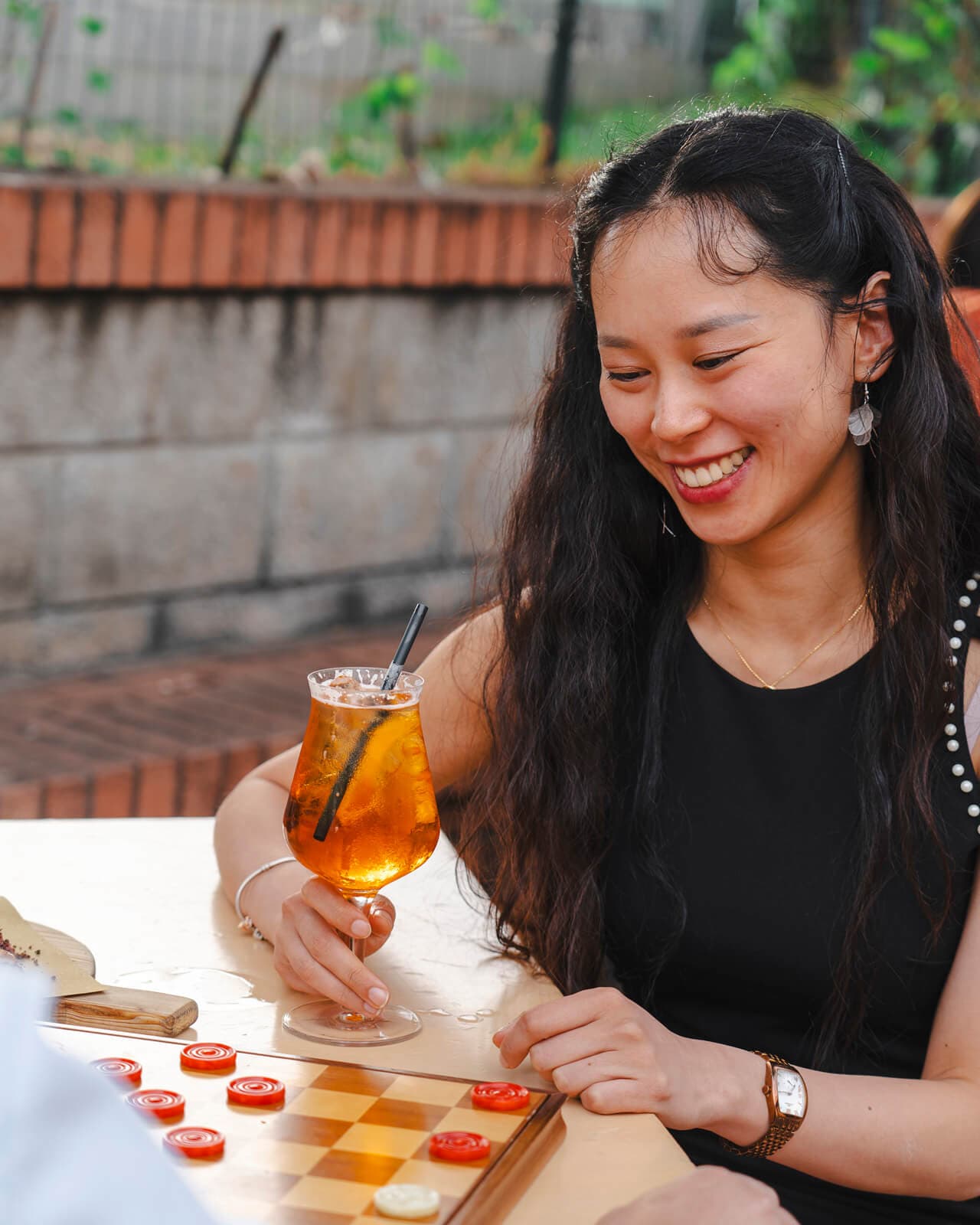 Ragazza che partecipa al drink and play presso Ristobirreria La Quercia