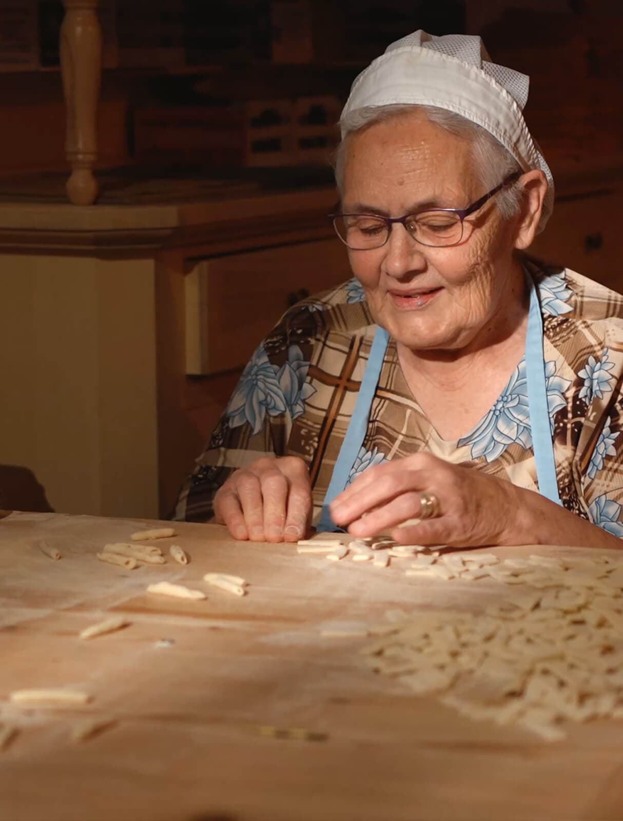 Signora che lavora la pasta fresca