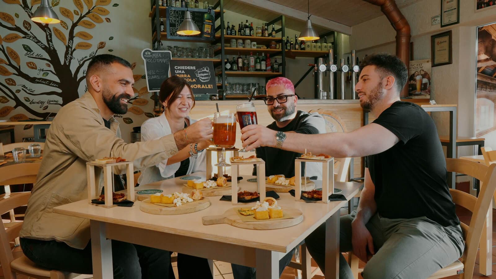 Gruppo di persone che brinda presso Ristobirreria La Quercia